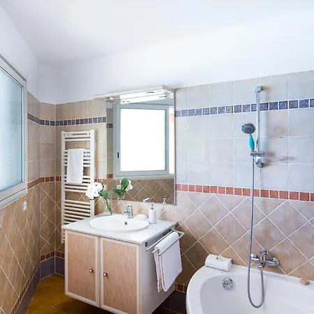 Sleeps 8 Pool Air Con Wifi